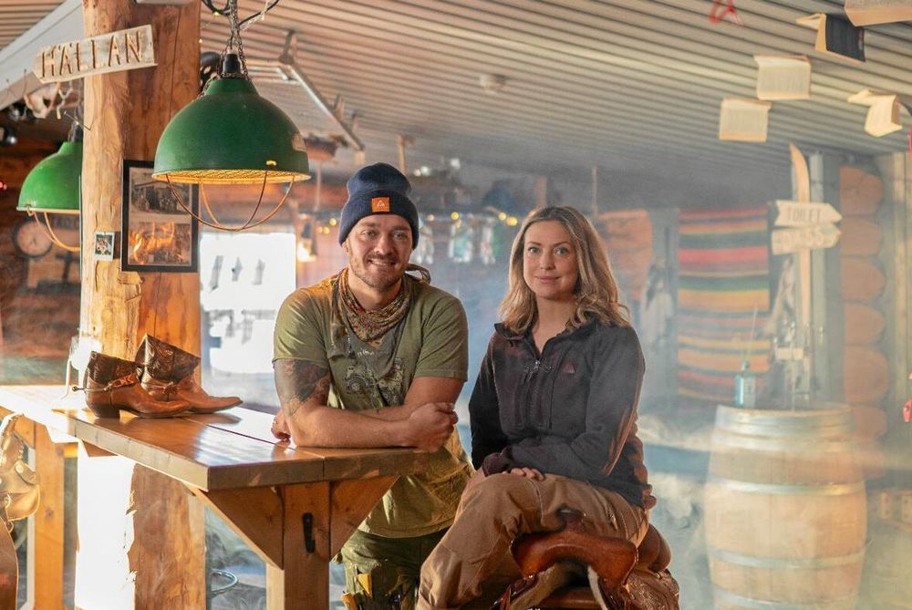 Joakim och Cecilia i Saloonen där de gärna pratar med sina gäster.