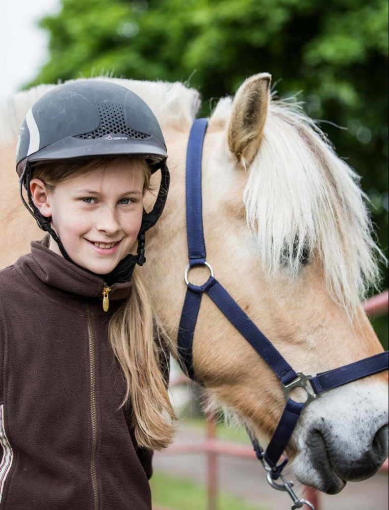 Svea Holm är på Taffsnäs för första gången. Här med sin skyddsling Rohan, 7 år.