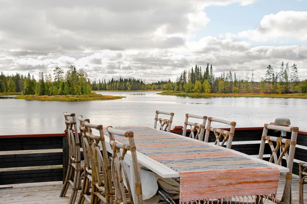 Altanen utanför bageriet har fri sikt ut över den blanka Vojmån.