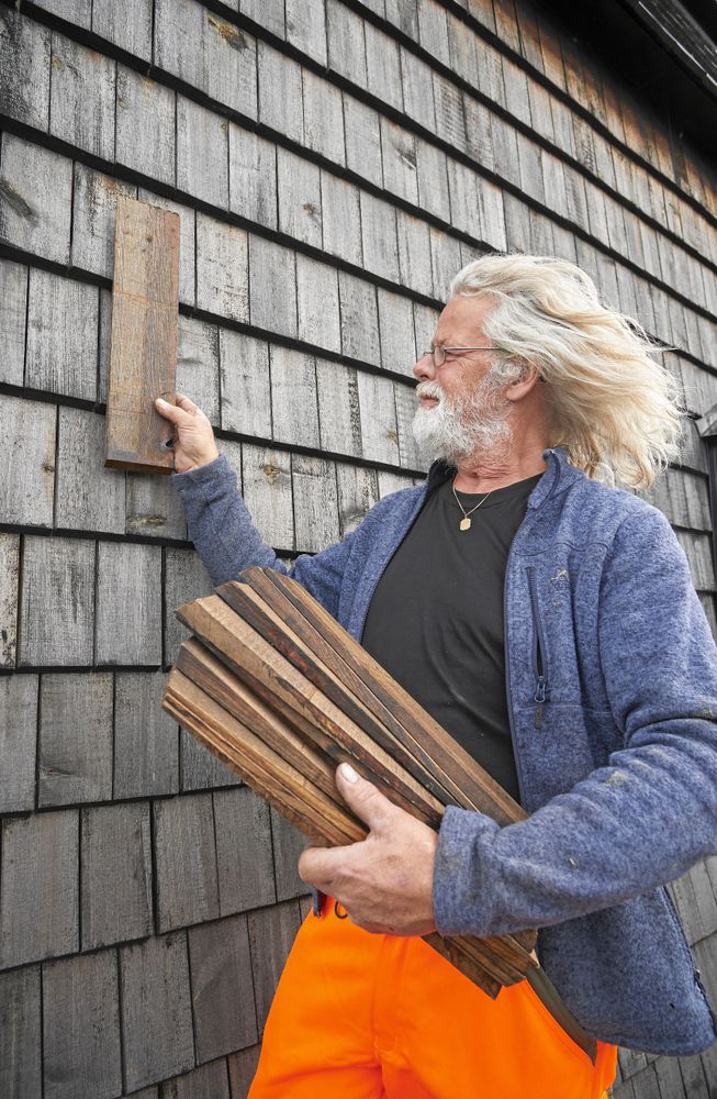 Ulf har själv spikat upp de 30 000 väggspån som täcker kvarnen.