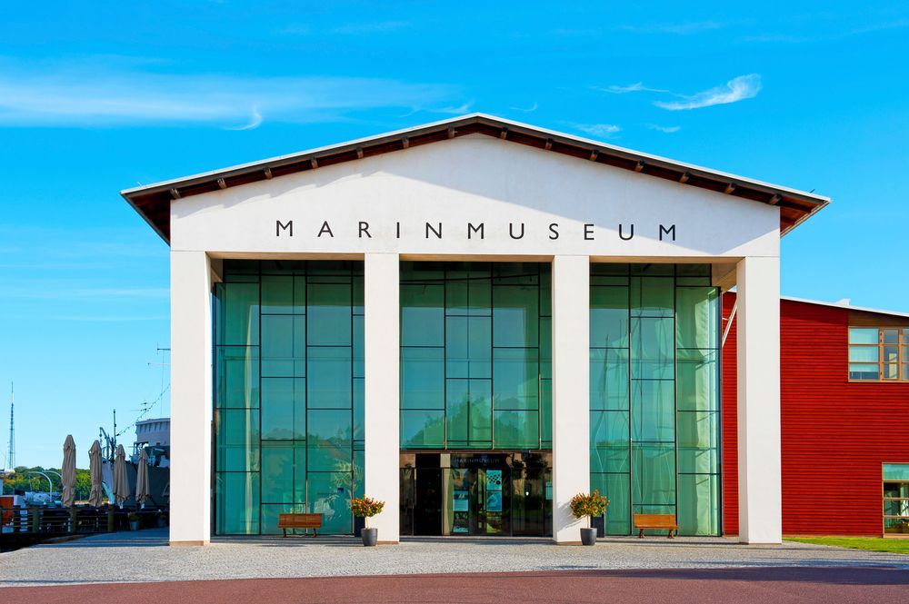 På ön Stumholmen finns det populära statliga Marinmuseum där besökare bland annat kan kliva ombord på en ubåt.