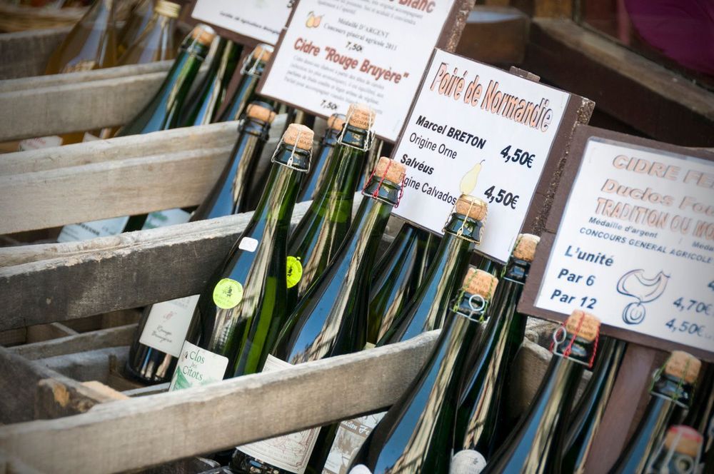 Vi lär oss bland annat att tiden är den viktigaste ingrediensen för en perfekt Calvados, som helst ska lagras i två år.