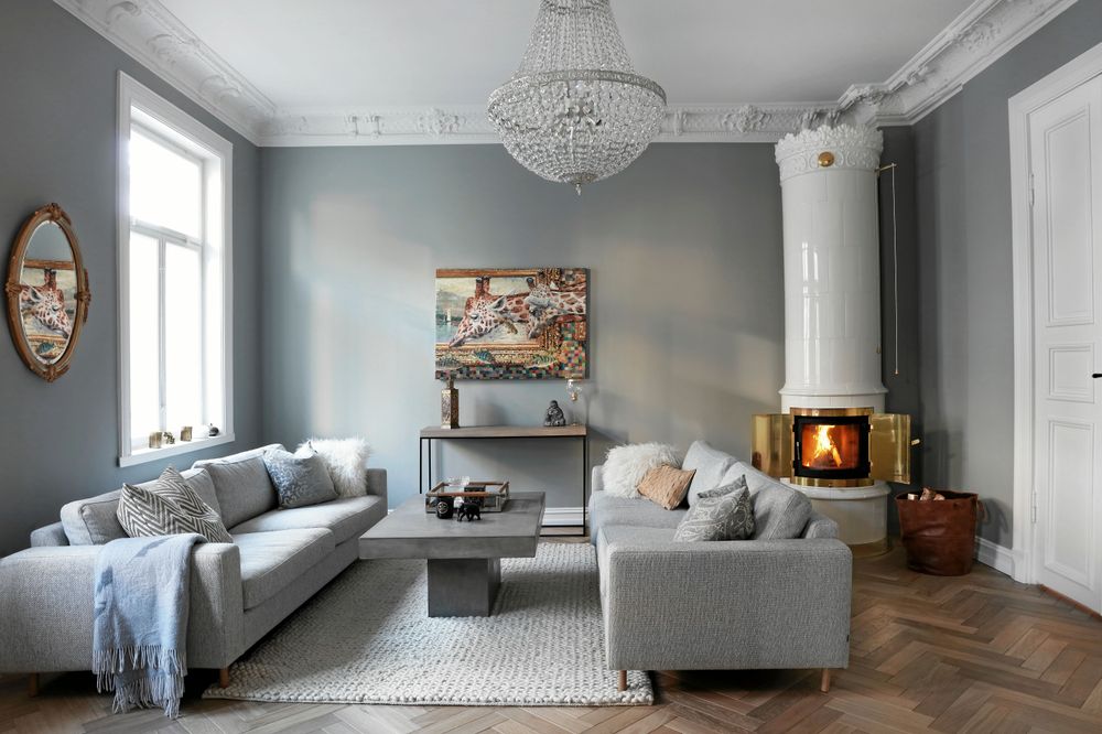 Vackrast blir det förstås om kakelugnens stil passar in i husets egen tidsålder. Här den jugendinspirerade ugnen Kungsholm med reliefkrona och fris.
