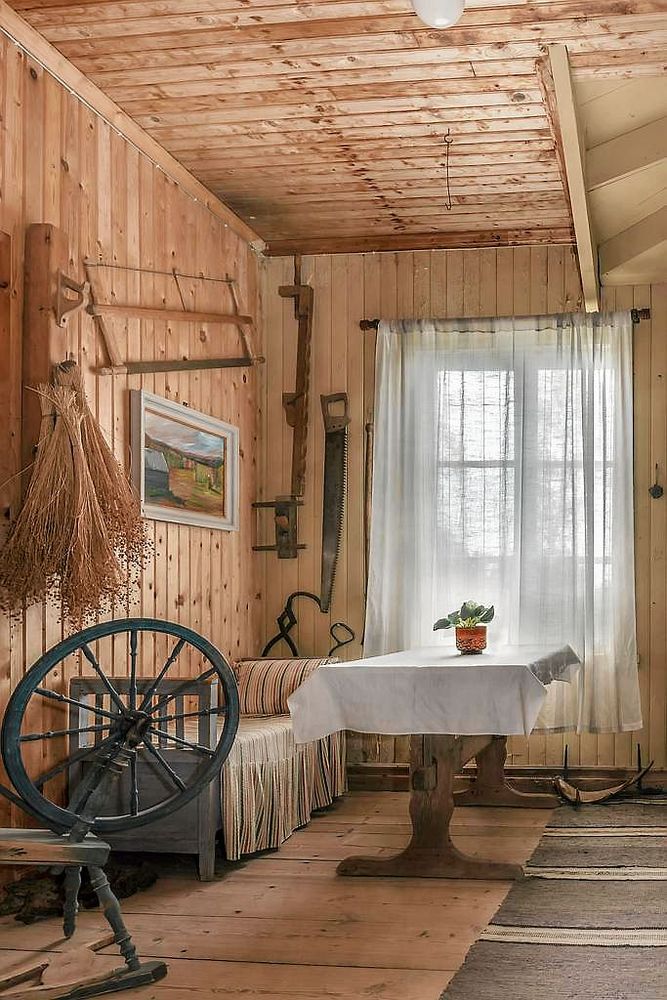 1800-talskänsla med spinnrock och gamla redskap.