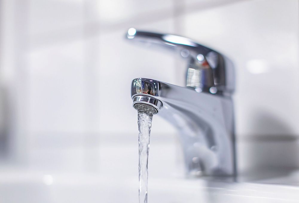 Försök att inte pendla mellan varmt och kallt när du tvättar händerna för det mår våra händer inte bra av.