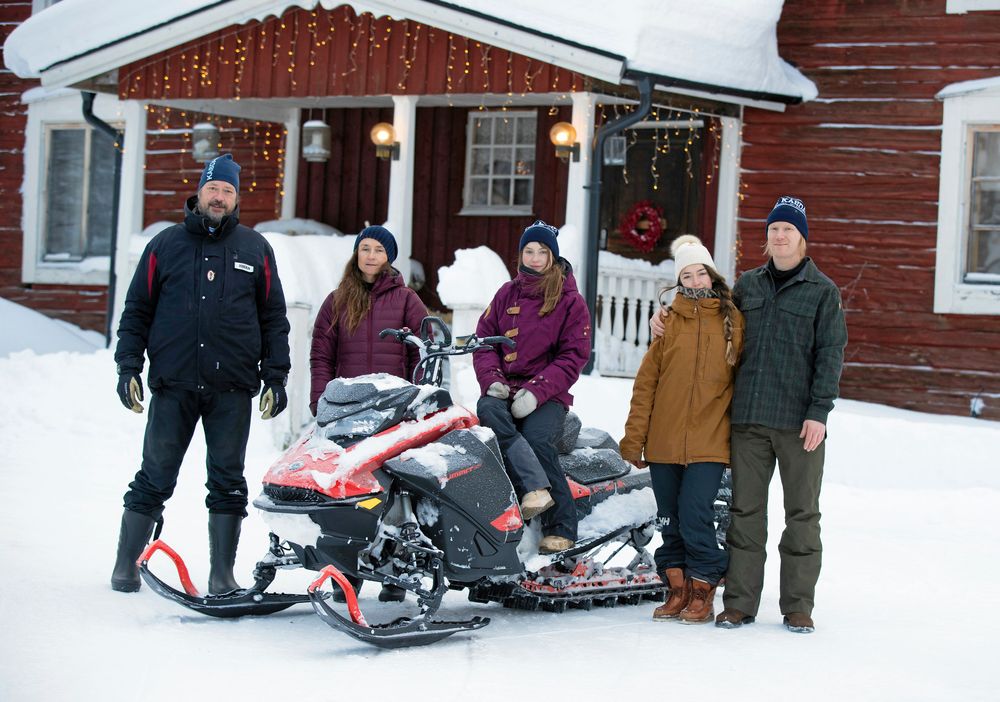 Pappa Johan och mamma Eva Gunnarstedt och döttrarna Nadja och Rebecca plus Rebeckas pojkvän Svante Andersson.