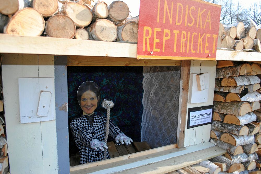 Anna Kinberg Batra utövar hypnos i det indiska reptricket.