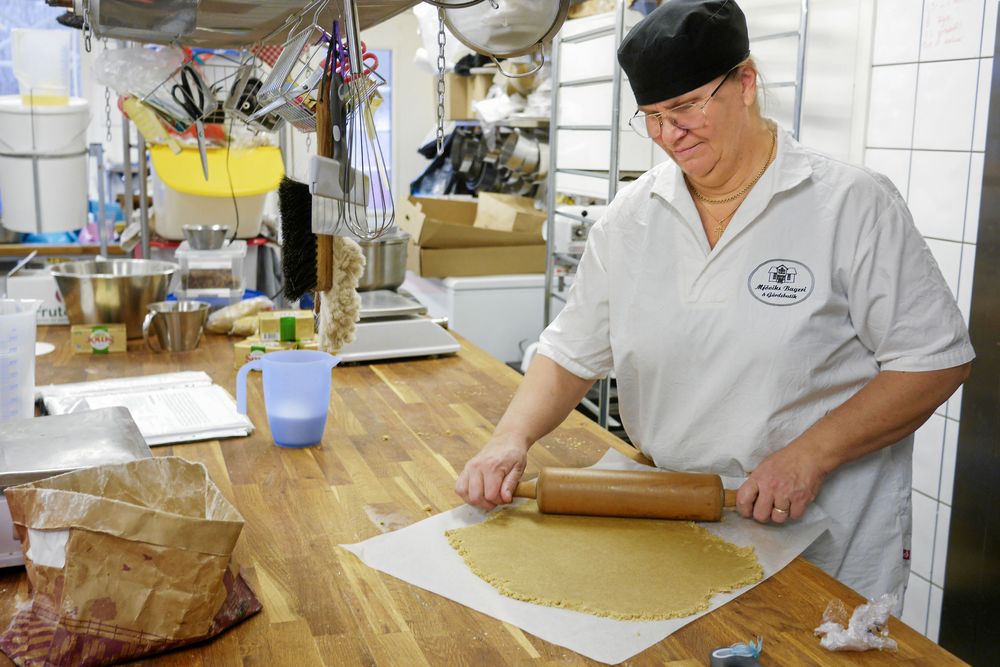 Många tidiga mornar blir det i bageriet. Här kavlar hon ut en bulldeg.