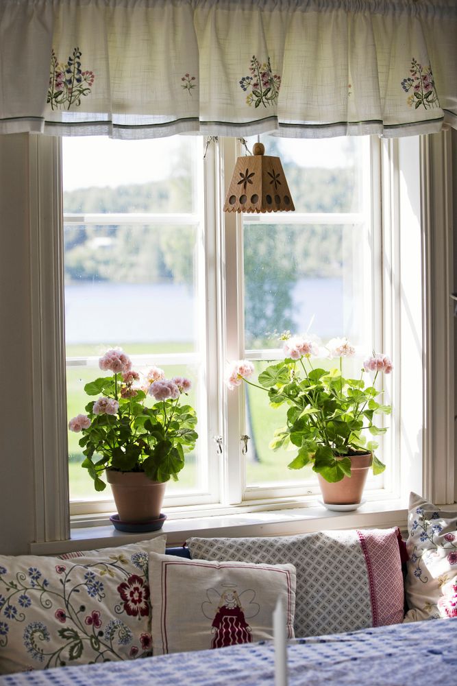 Från salongens fönster ser man Glafsfjorden och dalen runt omkring.