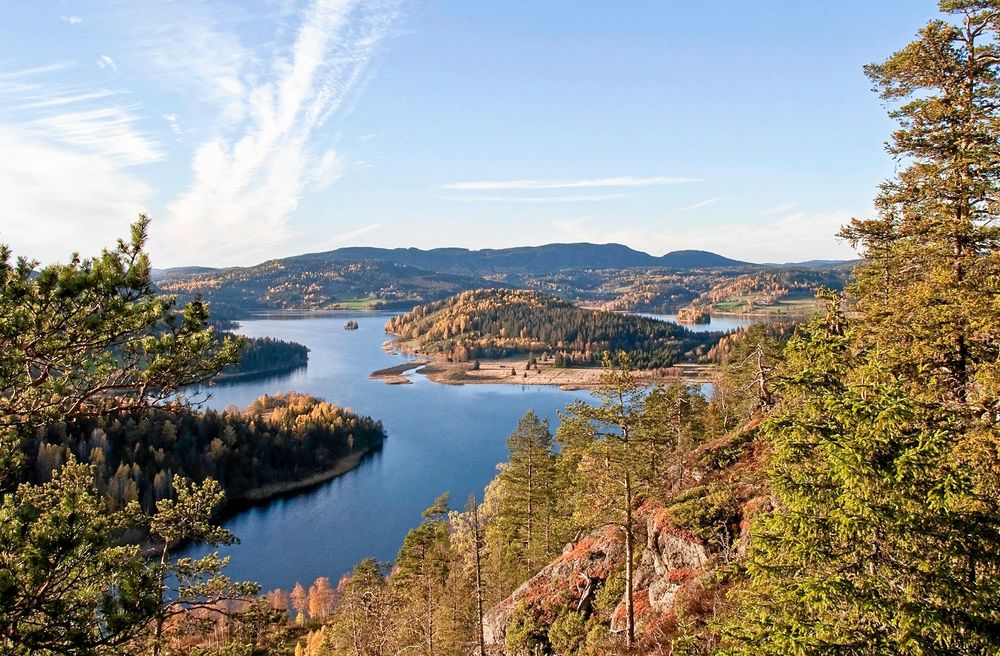 Med den magnifika naturen, höga klippor utmejslade av inlandsisen och havet i fjordar nedanför, så blir vandringen spännande.