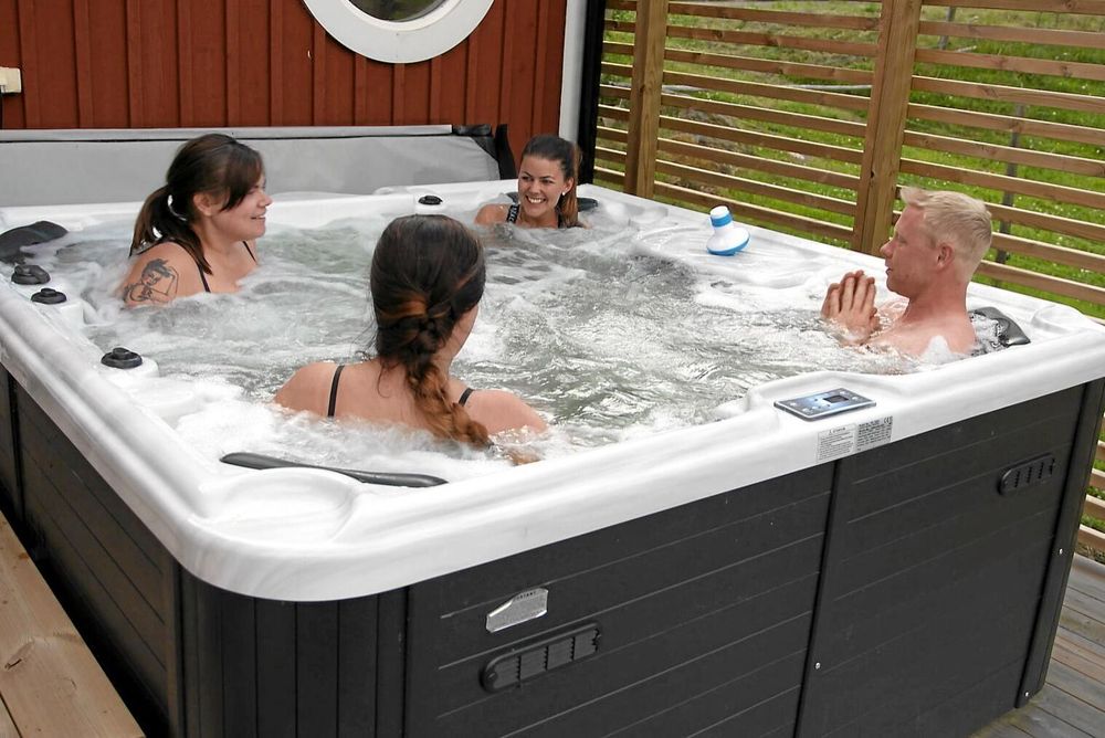 Marcus verkar ha det trevligt med tjejerna på sin gård, men det är bara en av dem han pratar om.