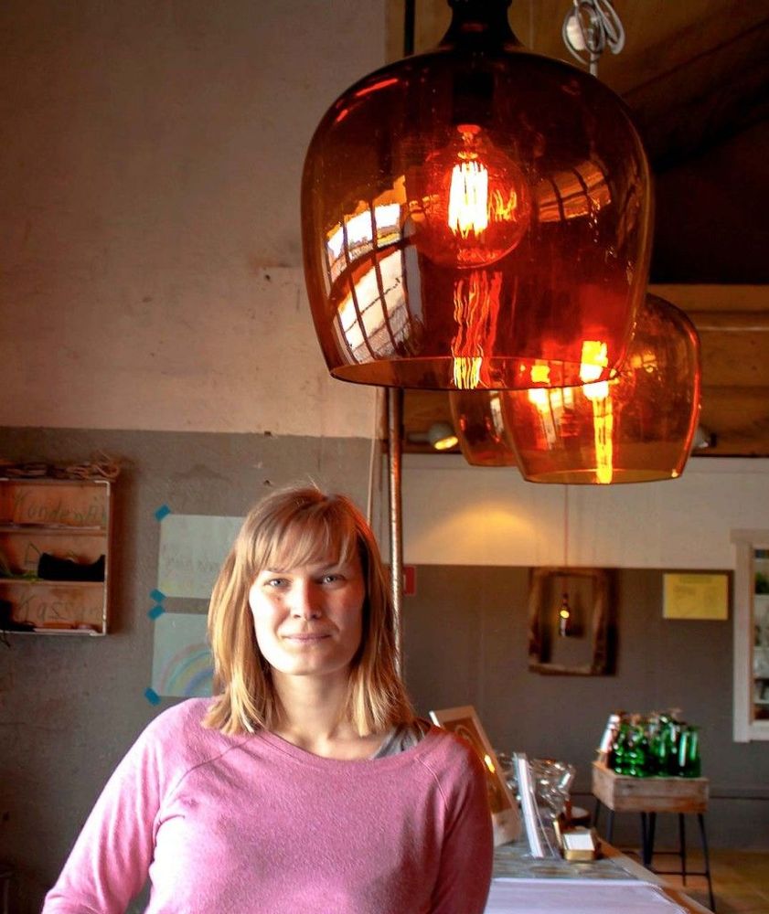 Anny Jernberg under sin vackra skapelse: en glaslampkupa gjord av en damejeanne.