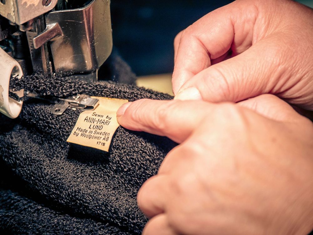 Sömmerskorna sätter sitt namn på etiketten på varje plagg som de syr.