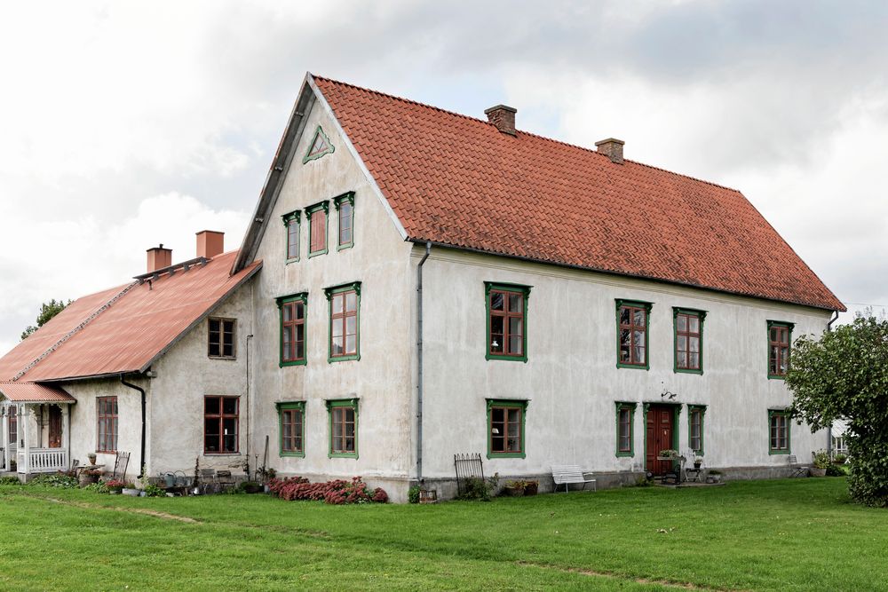 Klassiskt gotländskt kalkstenhus på gården där maken Hans-Everts släkt har bott ända sedan 1500-talet.