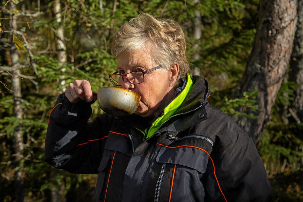 Kerstin Sixhöj njuter av det källvatten, som finns på några ställen. Annars gäller det att bära med sig vatten.