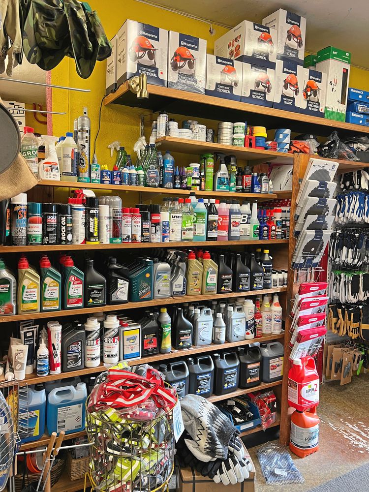 Hyllorna i butiken är fyllda från golv till tak med alls slag tillbehör för cyklar, snöslungor, röjsågar med mera.