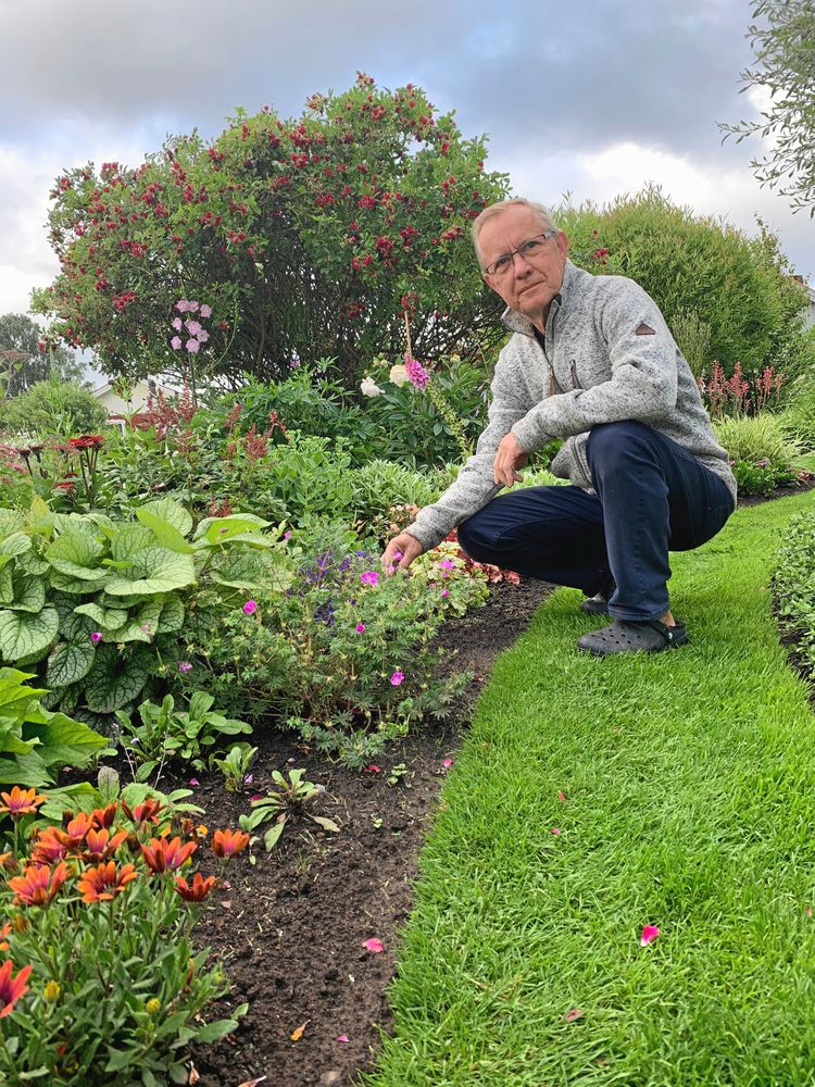Här har Håkan Olhage sin terapi, sitt lugn. Så fort vädret tillåter vill han ut och ta hand om trädgården. Foto: Susann Olhage.