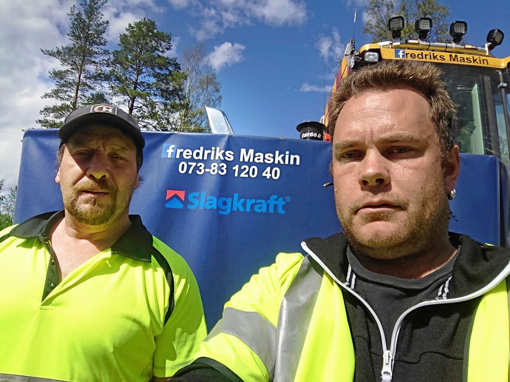 Fredrik Edholm och Anders Leandersson på Fredriks Maskin i Bispgården utanför Hammarstrand är glada över att olyckan inte blev värre än den blev.