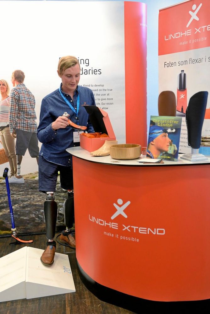 Christoffer Lindhe på mässa med sitt företag.