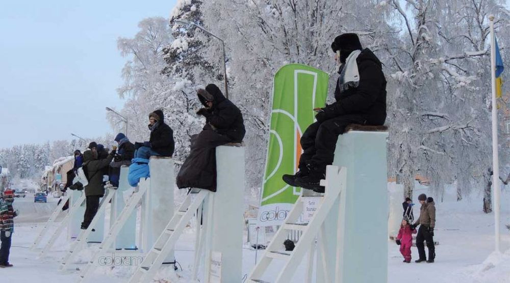 Regerande världsrekordhållarna i isstolpssittning. Foto: Visit Vilhelmina