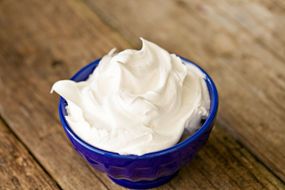 När det går lätt att gör toppar av grädden är den färdig.