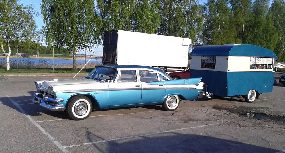 En Dodge från 1958 med en matchande Sterckeman-husvagn från 1963. Foto: Mats Burstedt.