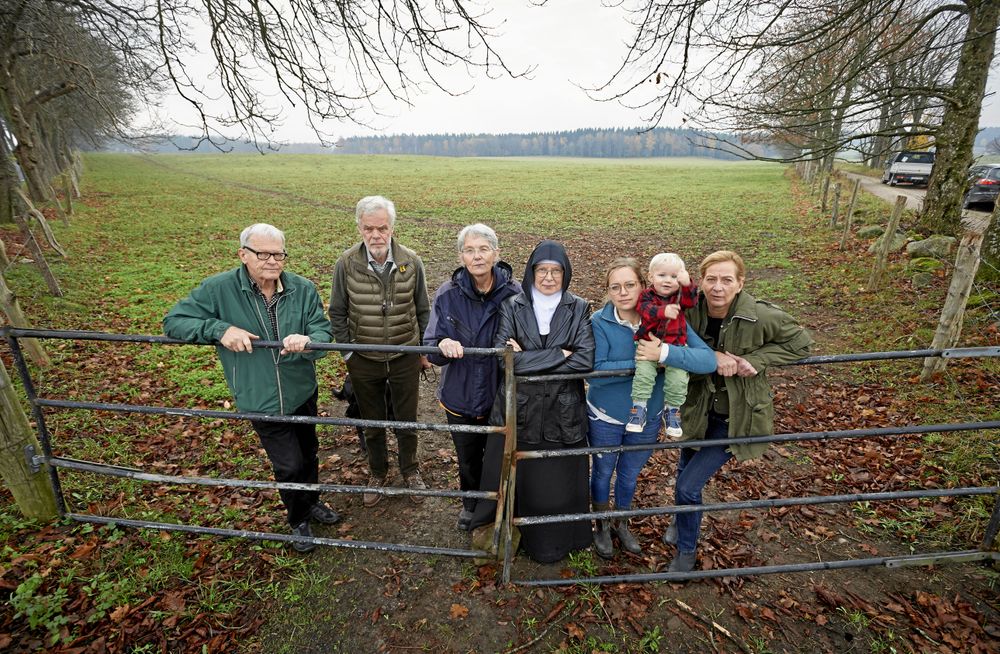 Motståndarna mot gruvdrift i gruppen, VetoNu, vill utestänga gruvbolaget från Österlen. Från vänster: Göran Gustafson, Carl Piper, Kicki Myrberg, moder Christa, Sandra Lindström med sonen Leo och gruppens ordförande Anita Ullman.