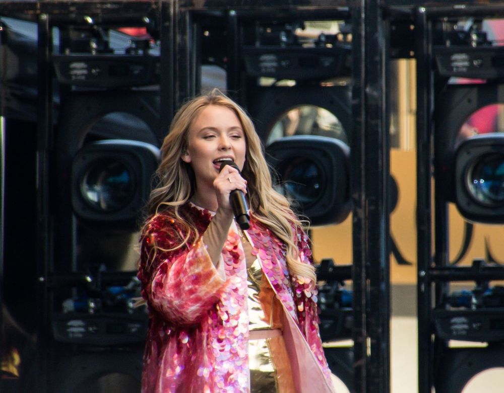 Zara Larsson på scen.