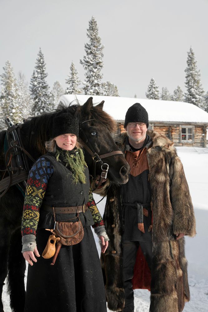 Marika och Pecka klädda i vinterkläder i 1800-talsstil.