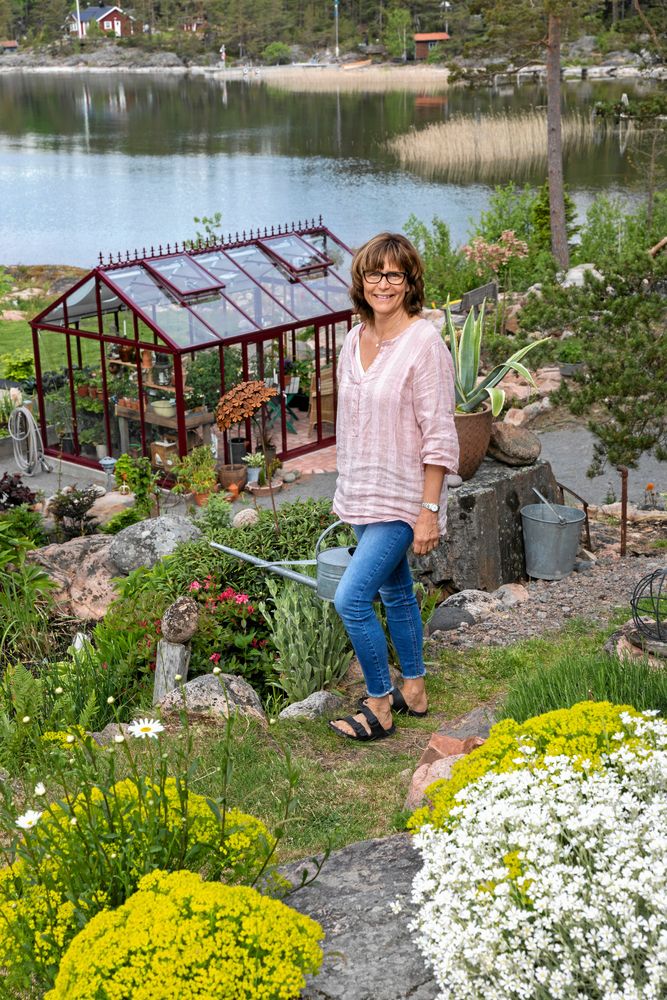 Paula Warg hittade sitt paradis på jorden på en udde i Vänern. Nu längtar hon aldrig bort utan tillbringar den mesta tiden hemma.