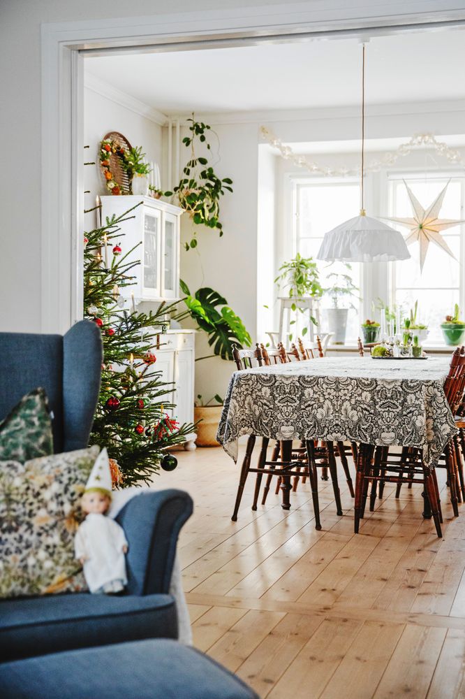 Mellan vardagsrummet och matsalen är det öppet och ljust.