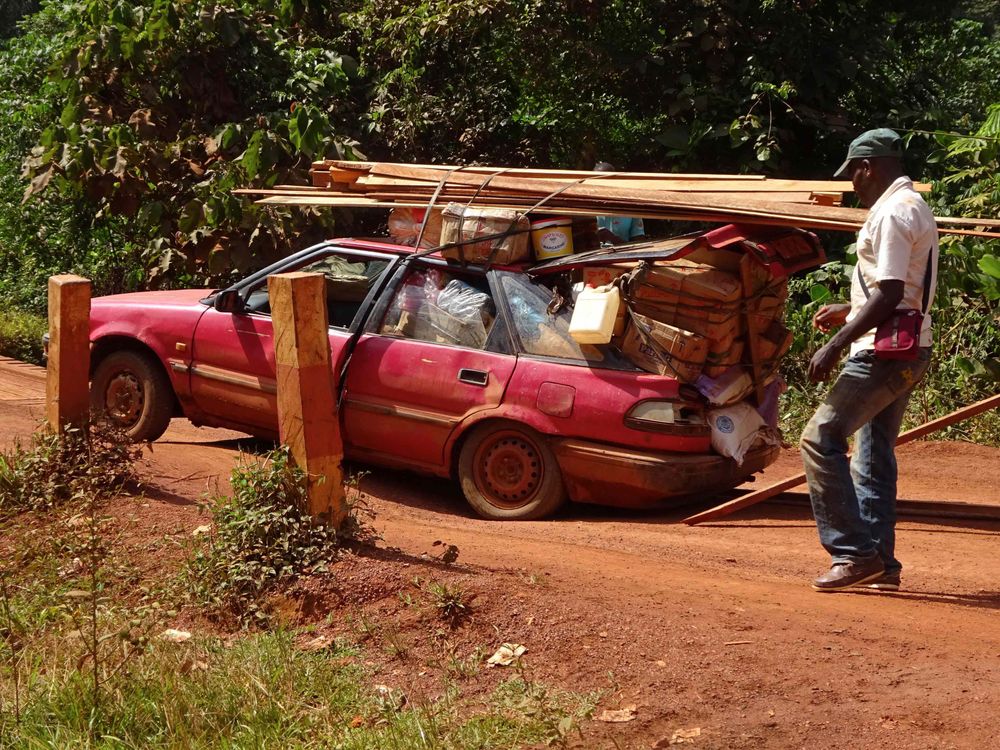På resan från Kamerun in i Centralafrikanska republiken mötte Bengt Enbuske den här optimistiske bilisten.