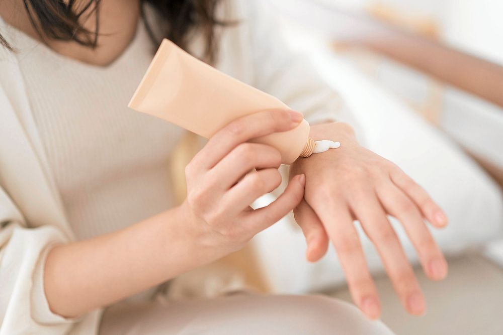 Ställ dina handkrämer vid nattduksbordet eller vid vardagsrumsbordet. Då blir det lättare att bli påmind och därmed skapa hållbara handvårdsrutiner.