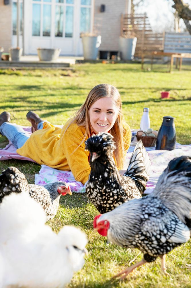 Med en burk majs i korgen får Sara hönsen att stanna nära filten.