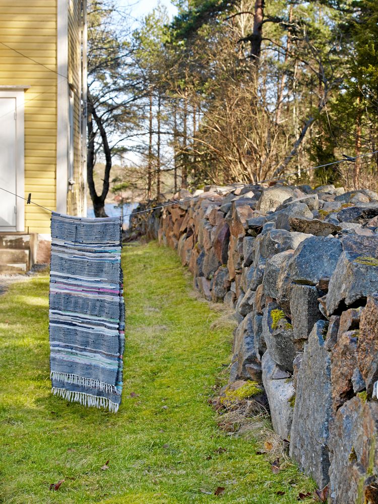 Runt hela huset går en magnifik stenmur som byggde av skolans första lärare och elevkull i slutet på 1800-talet.