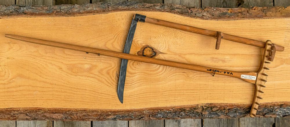 SLÅTTER. Kort lie och räfsa från minner om gamla tiders myrslåtter i trakten.