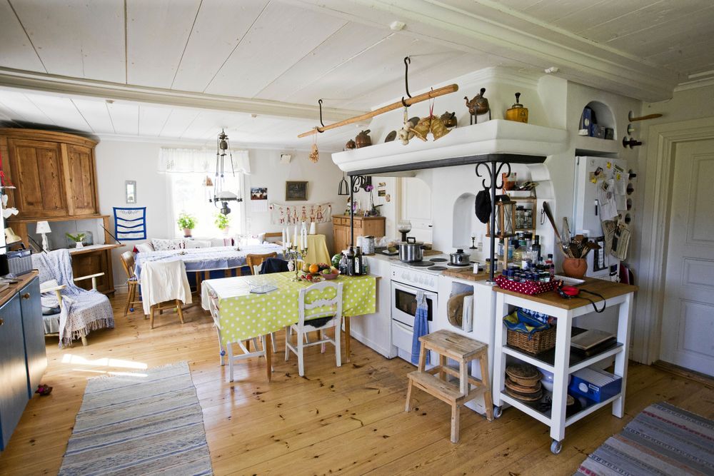 Det stora köket ser ut att vara minst hundra år gammalt men huset byggdes i början av 1990-talet.