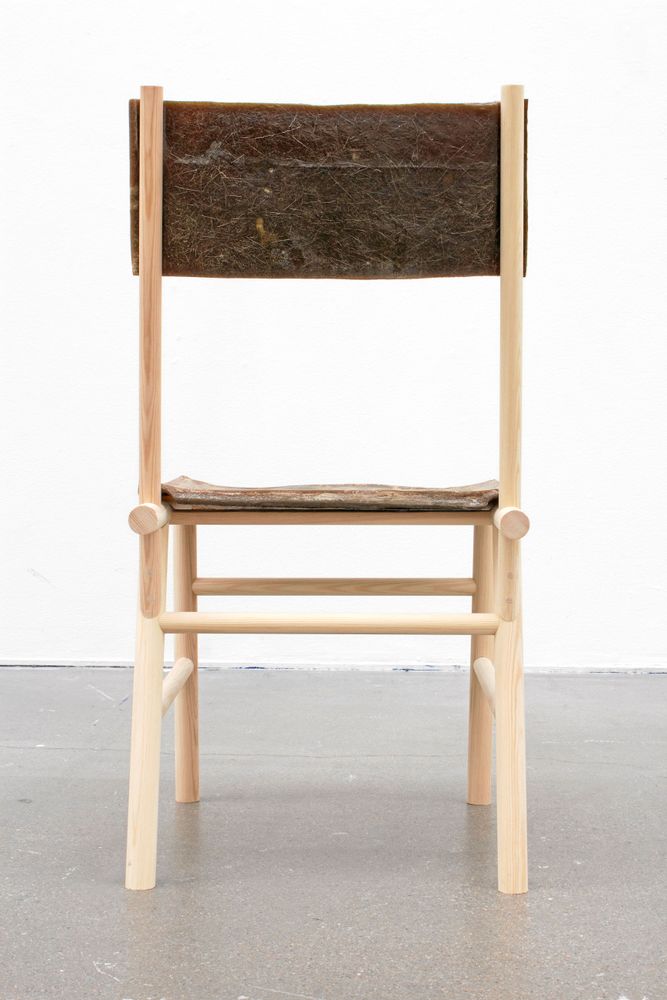 Älgplast är det i rygg och sits på den här stolen.