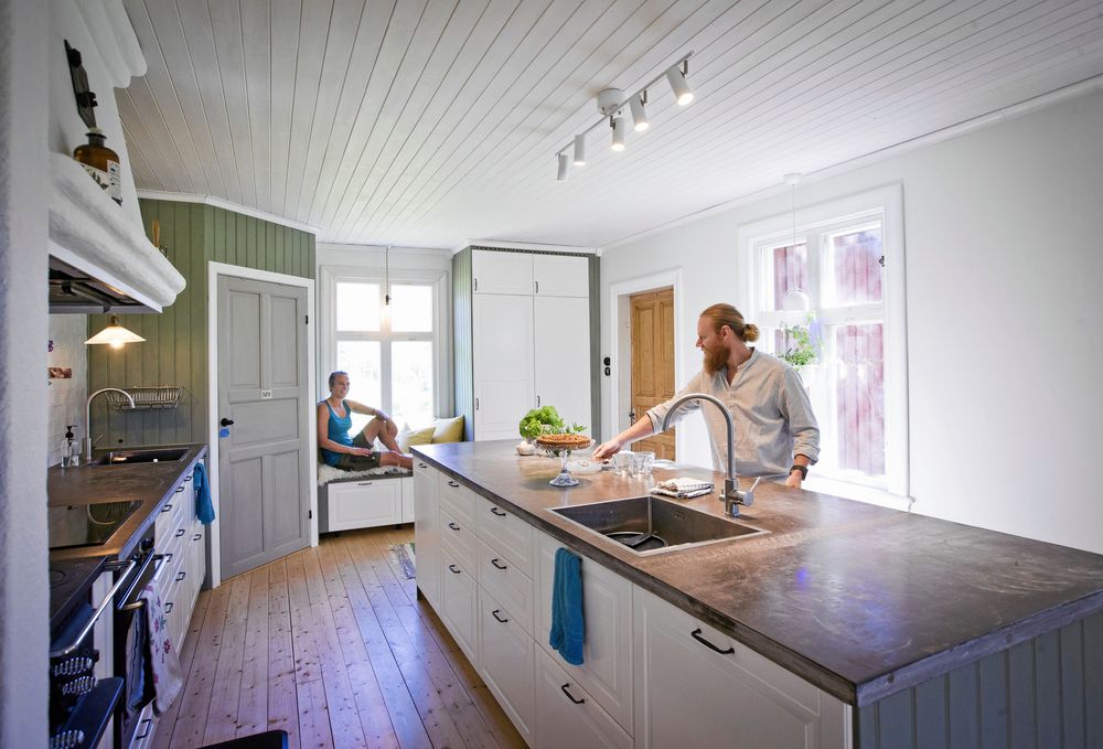 Långbänk. Den över tre meter långa bänkskivan av betong har Dennis och Karin själva gjutit.