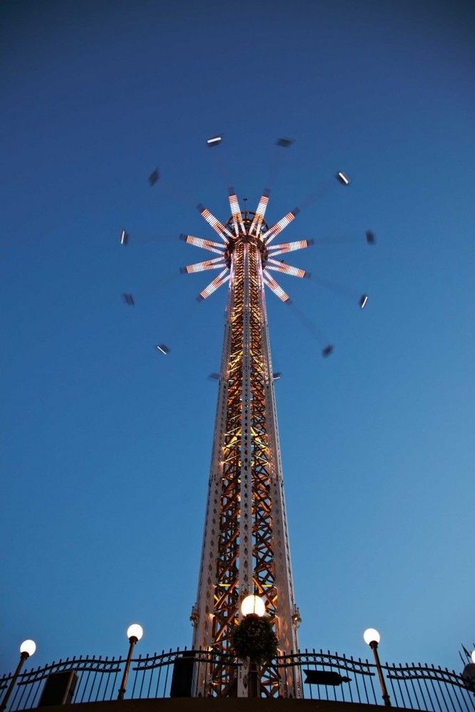 Eclipse på Gröna Lund är världens högsta slänggunga med sina 121 meter.