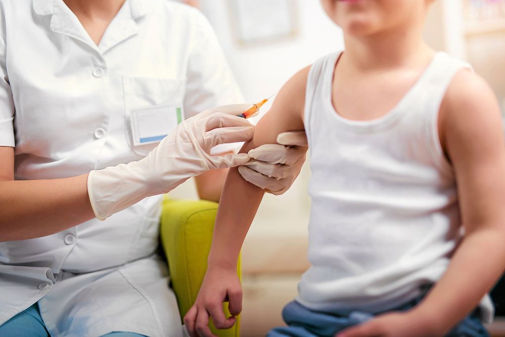 1971 infördes mässling i det allmänna vaccinationsprogrammet och sedan 1982 är det två doser av ett trippelvaccin, även mot röda hund och påssjuka.