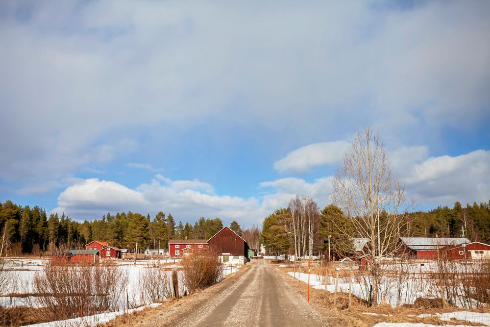 Vägen som leder in till den lilla byn Stormyrberget.
