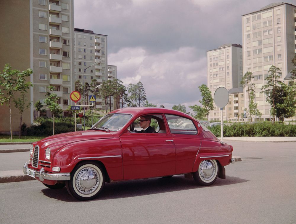 Saab-klassiker i stadsmiljö.