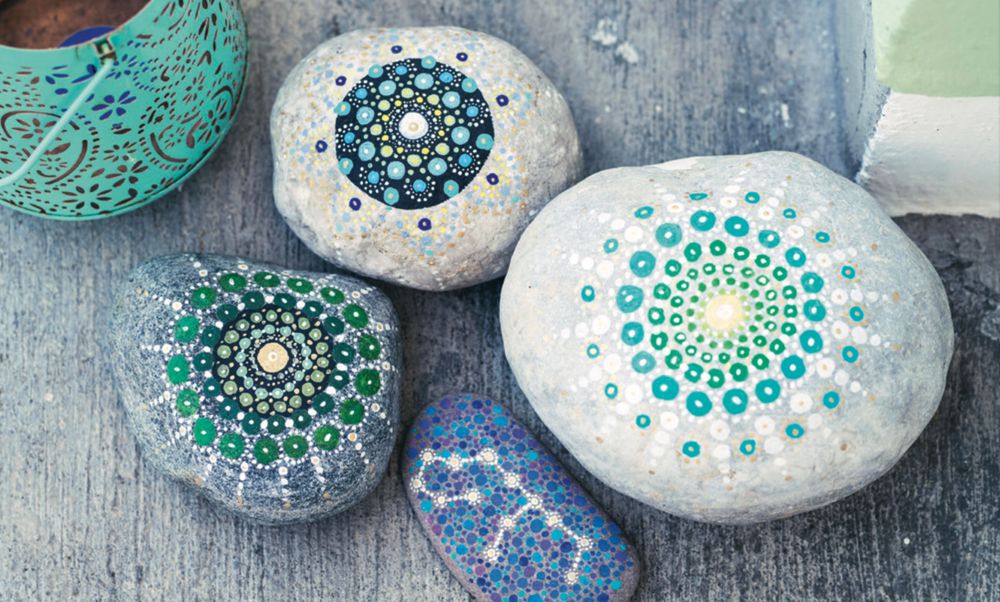 Att måla mandala är mer än ett pyssel. Stressa av och måla prick för prick.