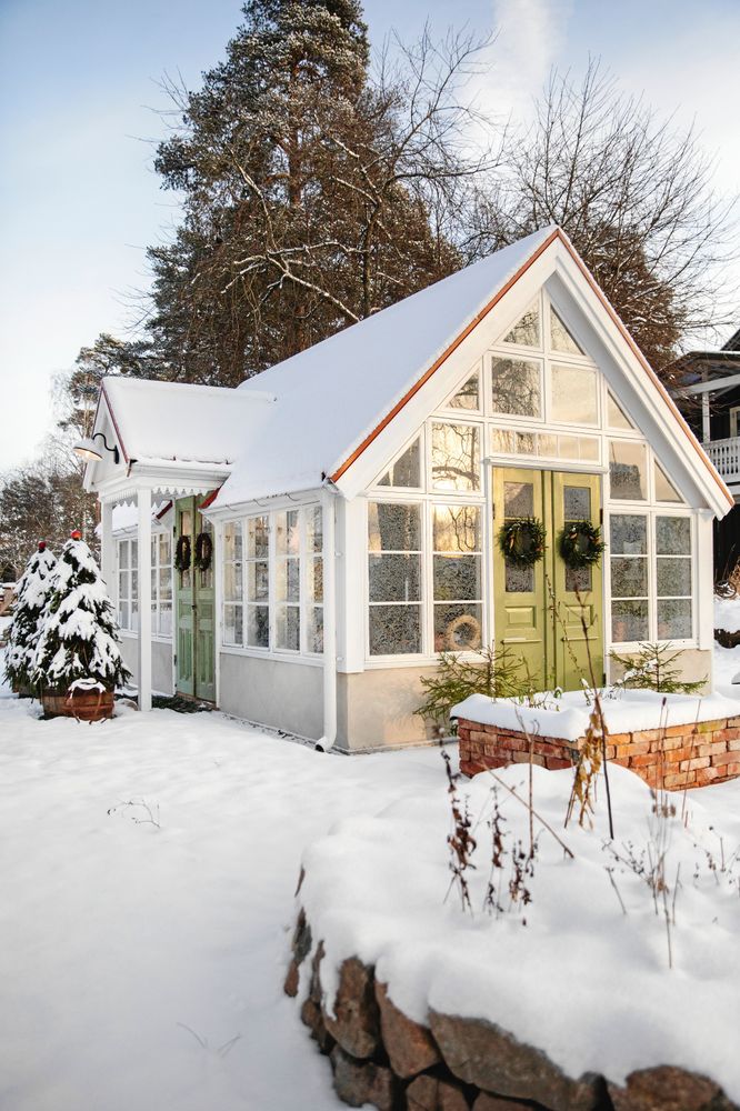 Det rymliga huset med tre meters takhöjd har Sofia och sambon Marko ritat och byggt tillsammans.