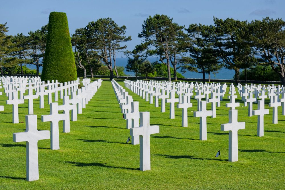 Den amerikanska gravplatsen vid Omaha Beach väcker starka känslor.