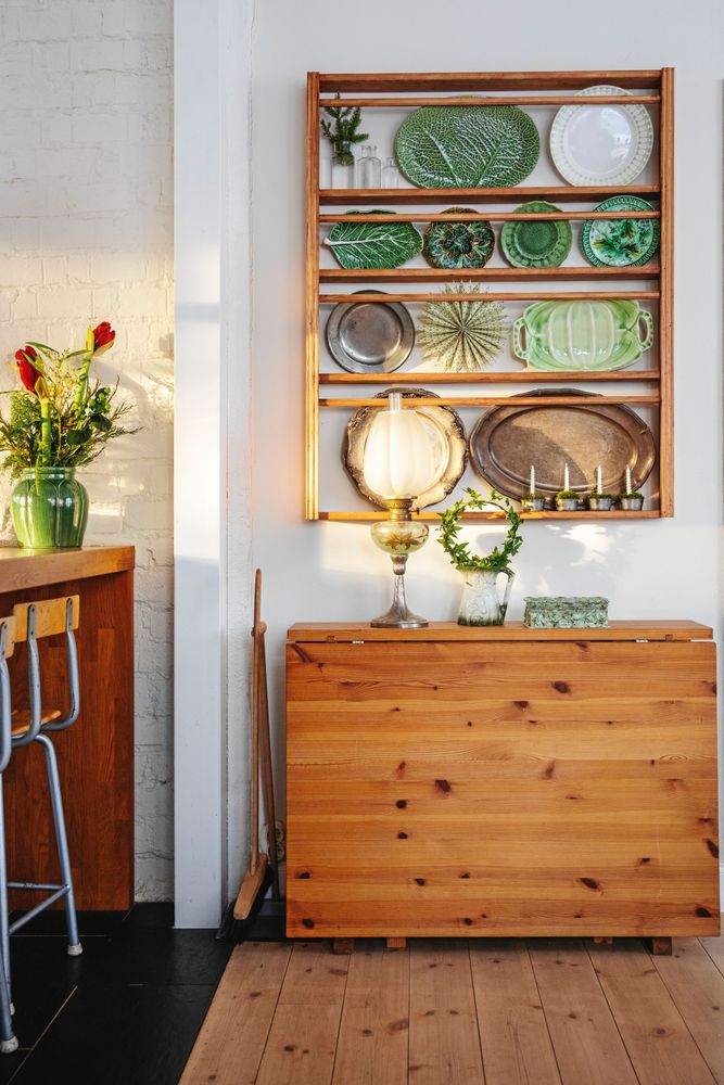 Tallrikshyllan med sina udda, fina tallrikar är loppisfynd.