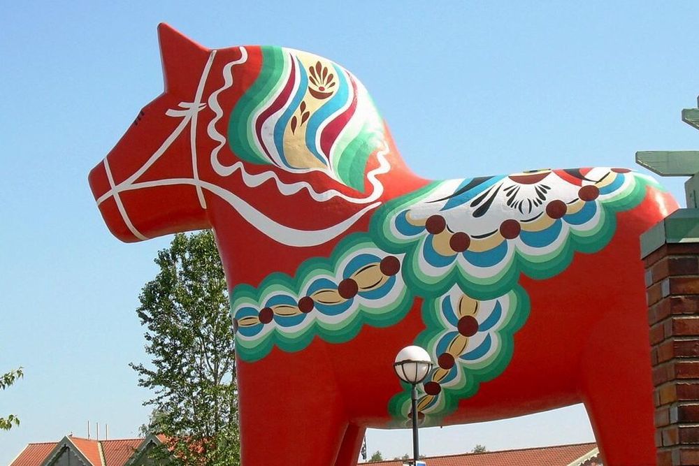 Dalahästen i Avesta uppfördes av ett danskt fastighetsbolag. Nu har den renoverats och sålts vidare till kommunen.