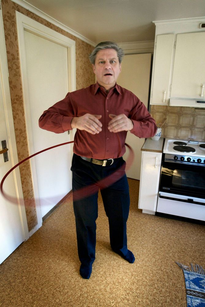 Kurt Henriksson rockar nu mer på marken. Under sina år som folkparksartist utförde han konsterna tre meter upp i luften på sin enhjuling.