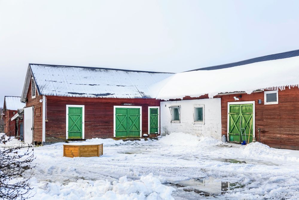 I lagårdslängan ligger Återverket, en kombinerad återbrukverkstad och loppis. Här gör Mirja och Josefine om gamla saker till nya användningsområden.